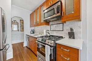 2 BR in Myers Park with comfortable screened porch