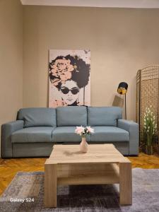 Bohemian Wooden Hideaway with bathtub & AC near Heroes Square