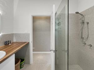 Relaxing 3-Bedroom Retreat with Outdoor Seating