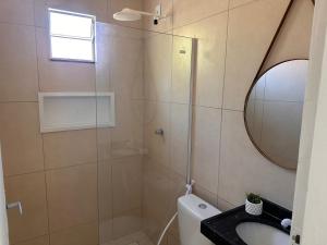 Suite 04 em casa Beira mar, com ar condicionado , cozinha completa com Micro ondas air fryer forno elétrico fogão Geladeira freezer gelagua e cafeteira elétrica Tudo para vc se sentir em casa além de um Deck com churrasqueira vista mar