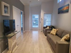 Saturday Cottage - 2 Bedroom Pet Friendly Lakeside Home