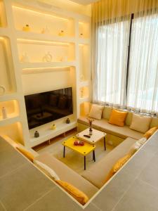 Brand New Salt Pool Villa 2 BR, 2 Bath, tub, washer, 5 mins to Hinkong beach