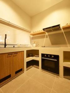 Brand New Salt Pool Villa 2 BR, 2 Bath, tub, washer, 5 mins to Hinkong beach