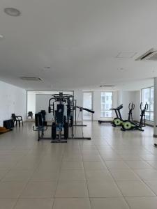 Apto con balcón con vista verde y 4 piscinas