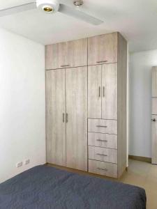 Apto con balcón con vista verde y 4 piscinas