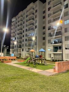 Apto con balcón con vista verde y 4 piscinas