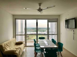 Apto con balcón con vista verde y 4 piscinas