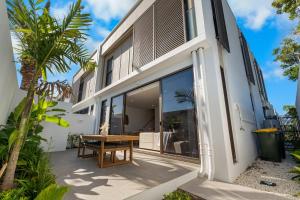 The Capri - Luxury 3BR Townhouse Surfers Paradise with Pool