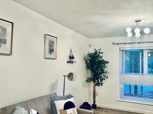 Ashford Home off M20 with 2x Private Parking - Long Stays