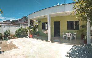 Casa simples e espaçosa próxima à Praia Grande e ao Itaguá