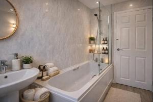 3 Bedroom Homely House,Sleeps 8 Guests Comfortably with 5 King and Double Beds,Glasgow,Free Street Parking, Business Travellers, Contractors,Holiday Goers,NearMajor Transport Links in Glasgow,City Centre ,Perfect for Common Wealth Games 2026