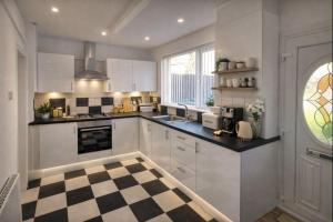 3 Bedroom Homely House,Sleeps 8 Guests Comfortably with 5 King and Double Beds,Glasgow,Free Street Parking, Business Travellers, Contractors,Holiday Goers,NearMajor Transport Links in Glasgow,City Centre ,Perfect for Common Wealth Games 2026