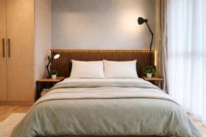 8U Pristine & Cozy Stay at Uptown Mall BGC across Mitsukoshi with FREE Parking and Balcony