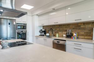 Sunlit Serenity in Clayfield