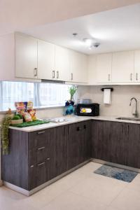 37h Spacious Family Suite with Laundry Room across Uptown Mall & Mitsukoshi Mall PAID Parking