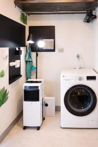 37h Spacious Family Suite with Laundry Room across Uptown Mall & Mitsukoshi Mall PAID Parking