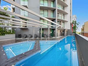 布里斯班 Direct Story Bridge Views - Sleeps 6 - Parking - Resort 单人房 大堂