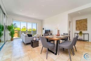 Spacious Penthouse 3BR Retreat - Parking & Terrace