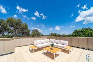 Spacious Penthouse 2 Private Room Retreat - Parking & Terrace