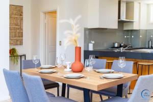 Spacious Penthouse 3BR Retreat - Parking & Terrace