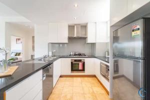 Spacious Penthouse 3BR Retreat - Parking & Terrace