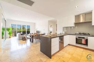 Spacious Penthouse 3BR Retreat - Parking & Terrace