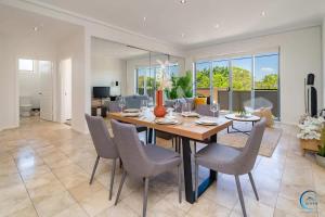 Spacious Penthouse 2 Private Room Retreat - Parking & Terrace