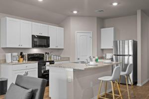 Marbella Lane - Amazing 4BR Lakeview Home