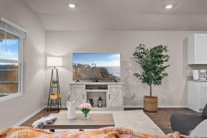 Marbella Lane - Amazing 4BR Lakeview Home