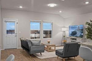 Marbella Lane - Amazing 4BR Lakeview Home