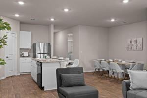 Marbella Lane - Amazing 4BR Lakeview Home