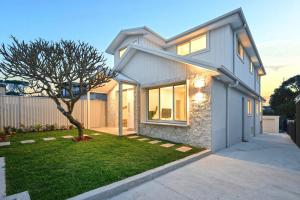 Malabar 4BR Coastal Retreat and Pool, Walk to Beach