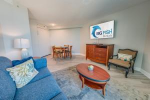 Amazing Oceanfront condo with pool & balcony views