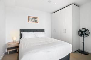 Luxury 2-Bed Apartment in Melbournes Heart