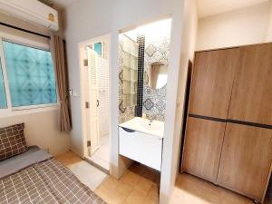 RoomGround Across Chillva Night market