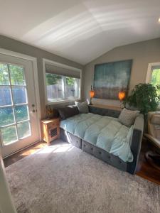 Cozy en suite with high ceilings