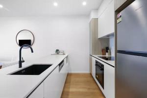 Surfers Paradise - Riverfront 2BR Luxury apartment