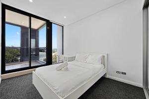City-Edge 2BR Stay – Airport, Trains & Dining