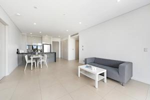 City-Edge 2BR Stay – Airport, Trains & Dining