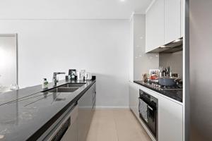 City-Edge 2BR Stay – Airport, Trains & Dining