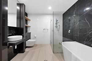 City-Edge 2BR Stay – Airport, Trains & Dining