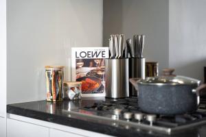 City-Edge 2BR Stay – Airport, Trains & Dining