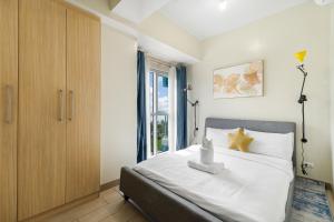 Relaxing 2BR beside the Bay & Okada with Seaview Pool near Airport, MOA, Ayala Malls, and City of Dreams