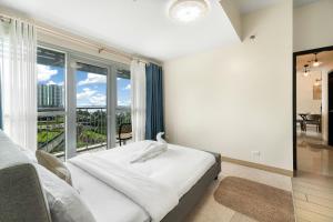 Relaxing 2BR beside the Bay & Okada with Seaview Pool near Airport, MOA, Ayala Malls, and City of Dreams