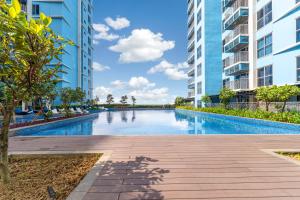Relaxing 2BR beside the Bay & Okada with Seaview Pool near Airport, MOA, Ayala Malls, and City of Dreams