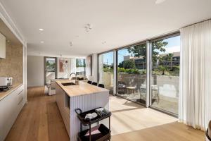 Luxury Beachside Escape in Palm Beach NEW 2BR