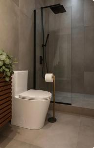 Cozy KING Escape Central Free Parking