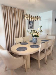 Exclusive 6BR Resort Villa Modern Stay Near Disney