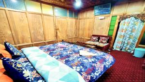 Houseboat Ambassador