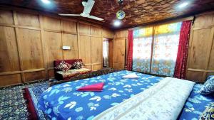 Houseboat Ambassador